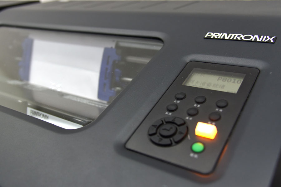 P8000系列工业级高速行式打印机的顶部机盖特写