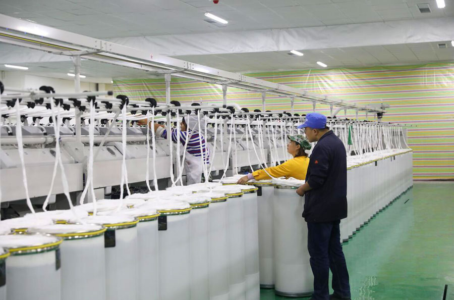 东莞市东越服装有限公司的服装生产加工厂每天打印40000多张菲仔单